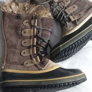 Sorel Women's Brown and Tan Winter Boots. Size 8
